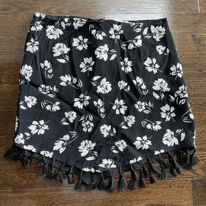 floral patterned black and white mini skirt